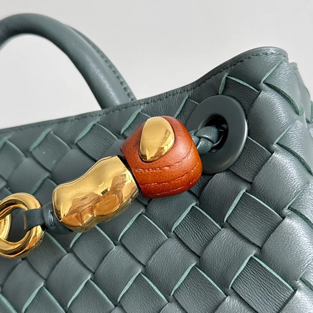 The new Andiamo batch of 3060 BV is shipped‼ ️The classic intercciato weaving process is used to create a soft bag, the metal knot is made of micro-cast aluminum using jewelry technology🪢, and the decorative beads are made of metal and hand-polished oak, allowing you to jump repeatedly between elegance and fun💃, making it unpredictable. Classic and versatile, it shows off your temperament, and the bag has a large capacity, making it very convenient for daily commuting! It has a variety of carrying methods, the shoulder straps can be adjusted by yourself, the original lambskin feels soft and delicate, and the unisex style breaks gender boundaries and brings a more practical and long-lasting use experience. The Andiamo, which has both elegant and casual styles, perfectly interprets the "fashionable old money style". Style number: 743568+wood hardware Color: dark green Size: 25*22*10.5cm